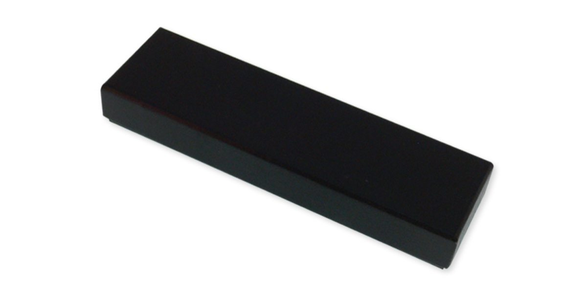 กล่องกิ๊ฟสำหรับใส่ปากกา Black box  - กล่องกระดาษสีดำ  - ขนาดโดยประมาณ : ยาว 17.4 ซม. กว้าง 4.4 ซม. สูง 2.0 ซม.   - พื้นกำมะหยี่สีดำ ,มีเชือกลิปบิ้นสีดำสำหรับเสียบปากกา